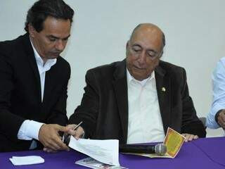 Pedro Chaves, à esquerda, com o prefeito de Campo Grande, Marquinhos Trad. (Foto: Divulgação Assessoria).