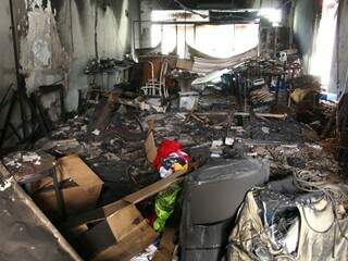 Fogo destruiu completamente estúdio de dupla sertaneja (Foto: Marcos Ermínio)