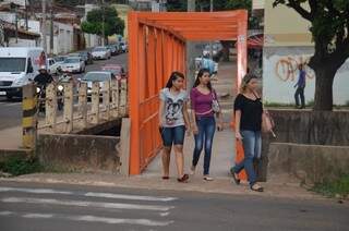 Uma das duas passarelas liberadas melhora a vida dos pedestres na esquina com a Afonso Pena (Vanderlei Aparecido)