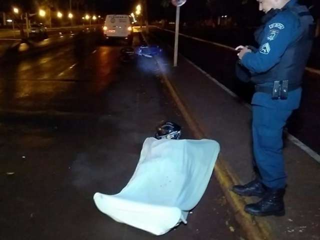 Motociclista morre ao perder controle e colidir em poste pr&oacute;ximo &agrave; Prefeitura 