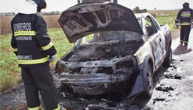 Ap&oacute;s pane el&eacute;trica, carro pega fogo na MS-473 e fica destru&iacute;do pelas chamas 