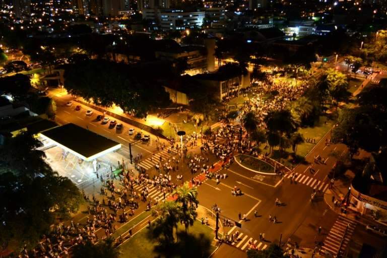 Vista do alto da manifestação em Campo Grande. (Foto: Cleber Gellio)