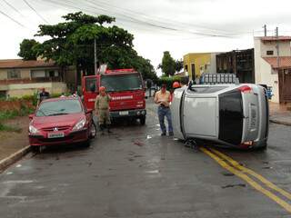 Pálio tombou após bater em carro estacionado. (Foto: Simão Nogueira)