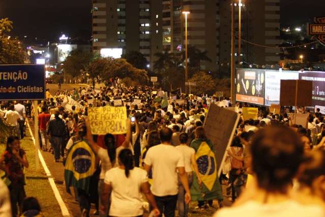 Grupos se dividem  e estimativa vai de 25 mil a 40 mil pessoas