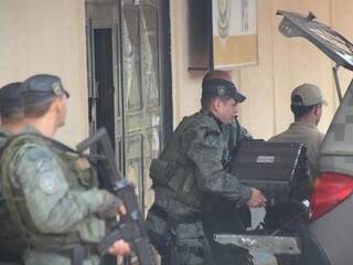 Policiais do Bope deixando presídio com artefato em caixa, depois que ele foi detonado (Foto: Marcos Ermínio)