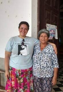 Bia desenvolve trabalho de jogar luz às conquistas de mulheres. Na foto, ela está com Genara Victoria Avalo, a última descendente das mulheres que reconstruíram o Paraguai depois da guerra.