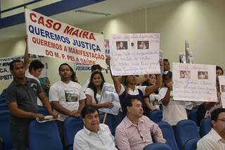 Familiares e amigos de vítimas de erro médico se manifestando na Câmara (Foto: Marcos Ermínio)