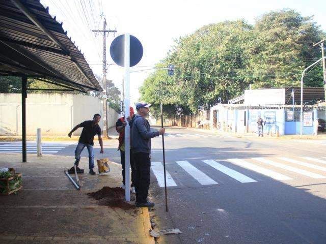 Sem&aacute;foro em vez de rotat&oacute;ria vai evitar acidentes na Divis&atilde;o, dizem comerciantes