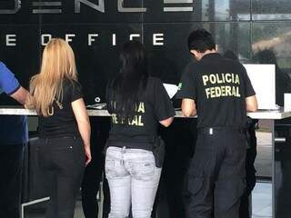 Pelo menos seis agentes da PF fizeram buscas no prédio. (Foto: Bruna Pasche)
