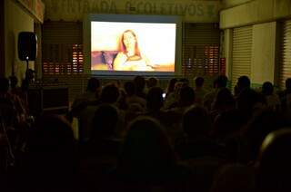 Corredor virou sala de cinema ontem na Antiga Rodoviária. (Foto: Gustavo Maia)