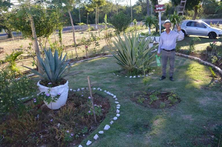 Praça que leva seu nome é cuidada por ele diariamente. (Foto: Thailla Torres)