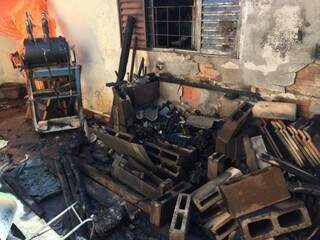 Máquinas ficaram destruídas com a explosão em residência no Carandá Bosque (Foto: Aletheya Alves)