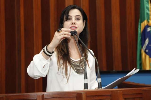 Mara oficializa sa&iacute;da do PT do B para ser candidata a prefeita em 2016