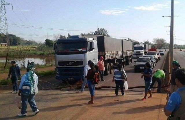 Para cobrar po&ccedil;o artesiano em aldeias, &iacute;ndios voltam a bloquear rodovia