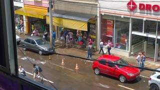 Na rua 14 de Julho, cones &quot;defendem&quot; vaga. (Foto: Direto das Ruas)