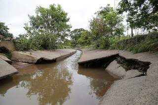 Córrego Sóter teve parte do leito destruído pela força da água no sábado (Foto; Gerson Walber)