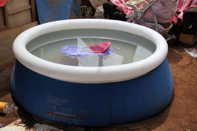Beb&ecirc; de 10 meses cai de andador e se afoga em piscina de pl&aacute;stico