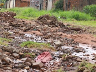 Cansados de promessas, moradores d&atilde;o &#039;jeitinho&#039; para amenizar buraqueira