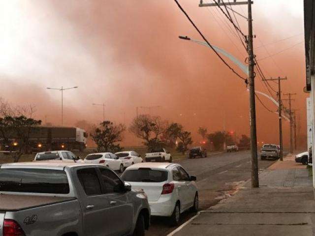 Nuvem de poeira antecede chegada da chuva no interior do Estado