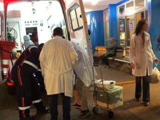 Médicos iniciando o transporte dos órgãos até o aeroporto da cidade. (Foto: Adilson Domingos) 