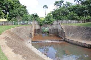 Barragem do Sóter não funciona para impedir alagamento na Via Parque (Foto: Marcos Ermínio)