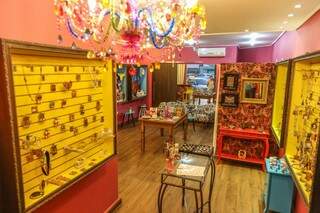 Com decoração colorida e cheia de detalhes, loja Mimos de Madame vende principalmente bijouterias com inspiração no hippie chique (Foto: Fernando Antunes)