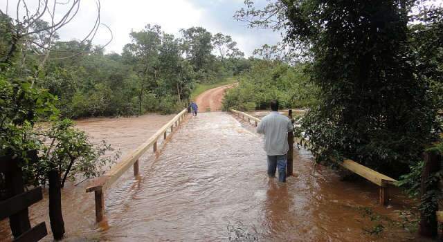  Destrui&ccedil;&atilde;o de ponte deixa fazendeiros ilhados na MS-040