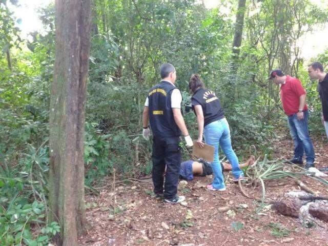Homem morre ap&oacute;s beber cacha&ccedil;a e cair de &aacute;rvore; pol&iacute;cia suspeita de homic&iacute;dio