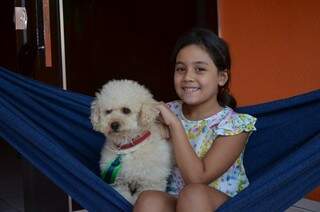 A menina Maria Clara, filha de Sérgio e a dona &quot;original&quot; do cãozinho. (Foto: Vanessa Tamires)
