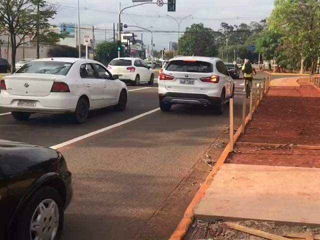 Um m&ecirc;s ap&oacute;s inaugura&ccedil;&atilde;o, ciclovia ainda confunde e deixa ciclistas em alerta
