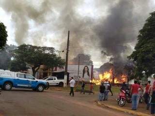 Fogo destruiu totalmente estabelecimento comercial na fronteira com o Paraguai (Foto: Marizete Espíndola)