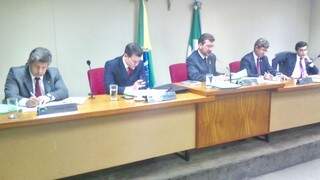 Reunião da Comissão de Constituição e Justiça da AL nesta terça-feira com Lídio Lopes e Beto Pereira em cada extremo da mesa (Foto: Leonardo Rocha)