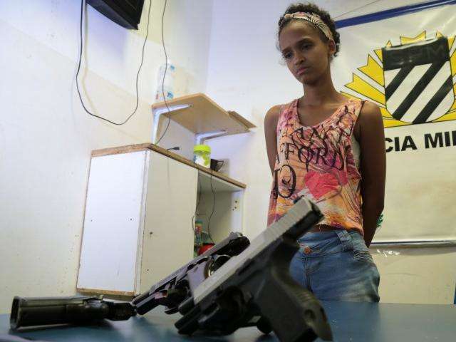 Mulher de 18 anos &eacute; presa na rodovi&aacute;ria com tr&ecirc;s pistolas em mochila