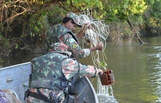 Com a pesca proibida, Polícia Ambiental faz batidas permanentes nos rios do estado para coibir descumprimento da lei da Piracema (Foto: Divulgação)