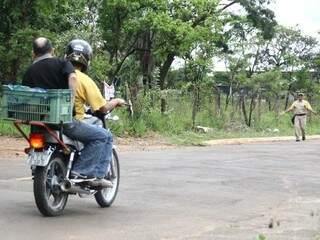 Motociclista com garupa sem capacete &quot;dá de cara&quot; com agente de trânsito. (Foto: Marcos Ermínio)