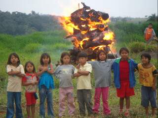 Crianças da aldeia, em Paranhos. (Foto: divulgação)