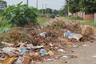 Lixo se acumula na rua Leopoldina de Queiroz. Moradores viram &quot;coveiro&quot; para enterrar animais mortos. (Foto: Marcos Ermínio)