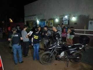 Peritos e policiais em frente da conveniência onde crime aconteceu (Foto: Adilson Domingos)