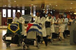 Chegada de médicos cubanos ao Brasil, no auge da proposta de fixar médicos brasileiros ou estrangeiros na rede pública de saúde de municípios do interior e nas periferias das grandes cidades 