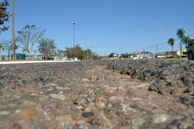 Melhoria em avenida vizinha contrasta com precariedade na Assaf Trad