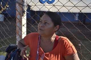 Maria Célia vende salgados em frente de posto e espera para fazer exames (Foto: Pedro Peralta)