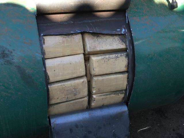 Homem &eacute; preso com maconha e coca&iacute;na em tanque de caminh&atilde;o