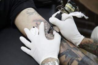 A técnica utilizada nessas tatuagens são as mesmas que as utilizadas nos traços convencionais, o que muda é apenas a arte. (Foto: Cleber Gellio)