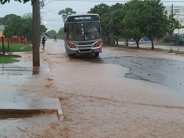  Chuva alaga ruas no Jardim Carioca na regi&atilde;o do Imbirussu