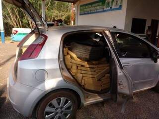 Droga estava dividida em centenas de tabletes que estavam espalhados no interior do veículo. (Foto: Divulgação/PMA) 