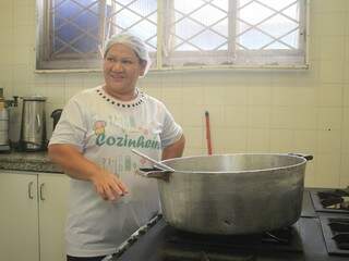 Diariamente, Rosângela Gonçalves cozinha para mais de 400 alunos. (Foto: Marina Pacheco)