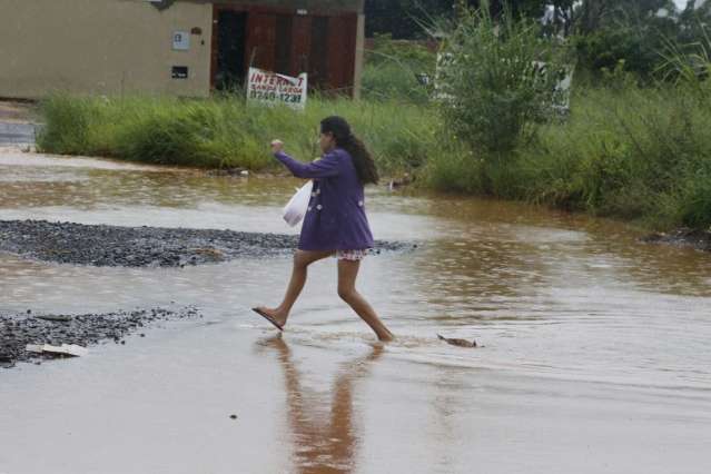 Chuva n&atilde;o d&aacute; tr&eacute;gua, piora problema antigo e deixa moradores ilhados