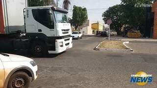 Cruzamento movimentado &eacute; ponto de perigo para moradores no bairro Tiradentes