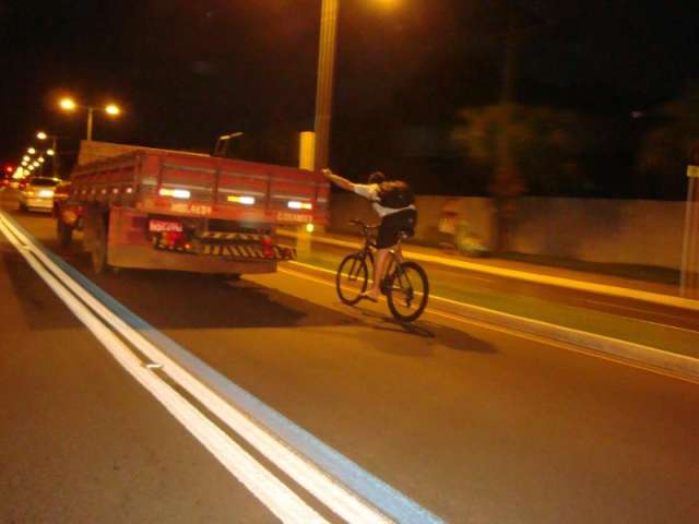 Leitor flagra &ldquo;carona&rdquo; de ciclista em caminh&atilde;o em faixa especial