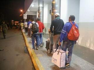 Venezuelanos em direção ao ônibus. (Foto: Paulo Francis)